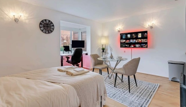 Cosy Studio With WFH Setup & Free Parking