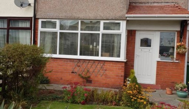 Cosy& stylish 2 bed home near beach, pubs , railway station& golf course.