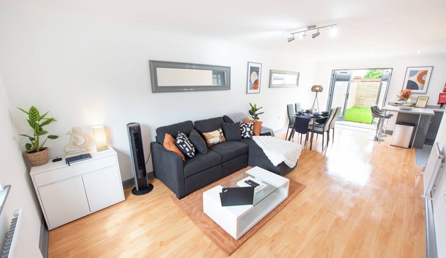 Cosy & Stylish 3 Bedroom House, 2 Free Parking, Free WiFi, 5 min to Station