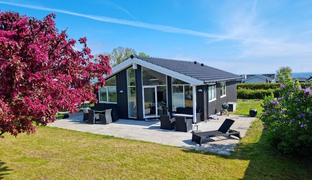 Cosy summerhouse near the waterfront