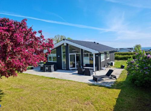 Cosy Summerhouse Near The Waterfront