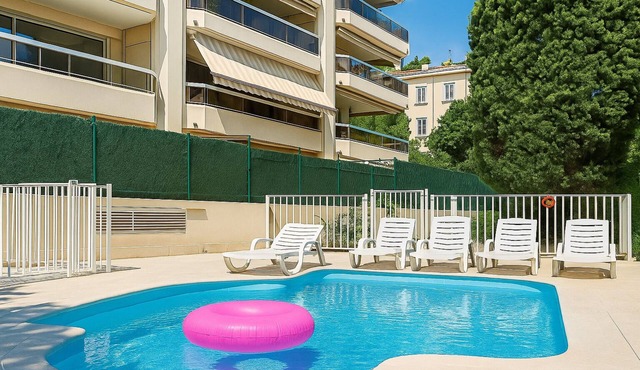 Cosy T2 with air conditioning, pool & parking included. Just 5 minutes from the Croisette!