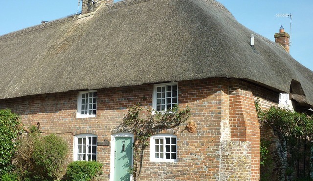 Cosy thatched cottage minutes from the sea, nestled in gentle rural countryside