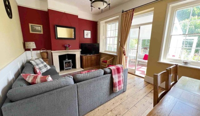 Cosy traditional cottage with parking and garden