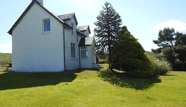 Cosy Traditional Croft House, close to white sandy beaches.