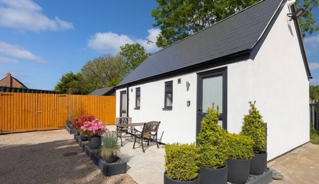 Cosy twin or double Studio near Shearsby, England