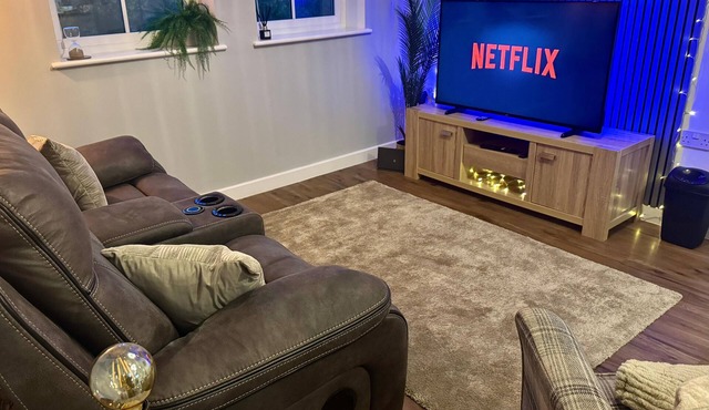 Cosy two bed, two bath apartment in the village of Fairford Leys.