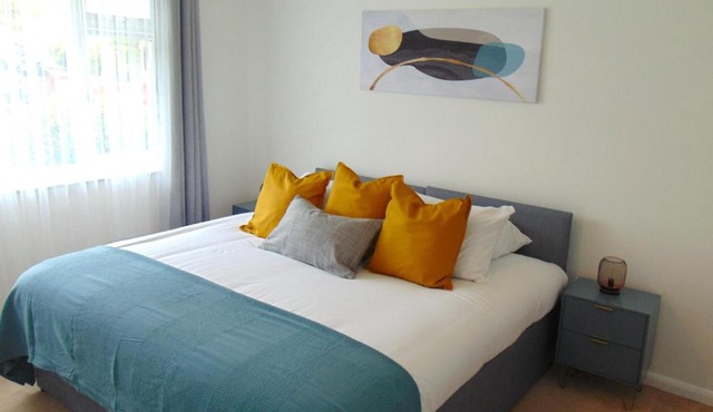 Cosy Two Bedroom Bungalow in Hutton Brentwood with Free Parking & Garden