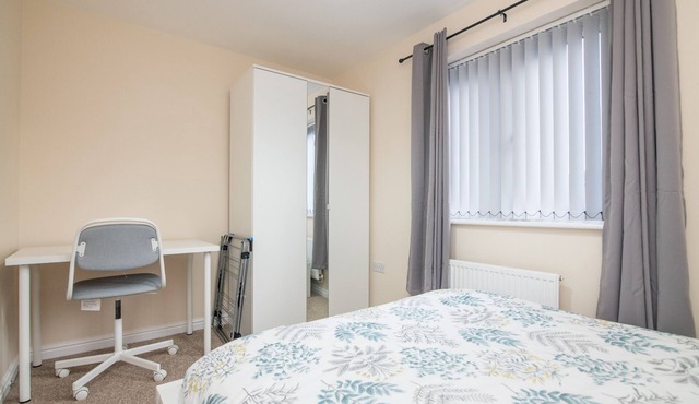 Cosy Two Bedroom House with Driveway Parking and G