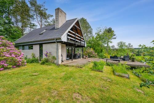 Cosy Two-Storey Holiday Home Close To Lyngsbæk Beach