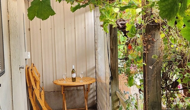 Cosy unit under the vine with separate bedroom and toilet. nnn