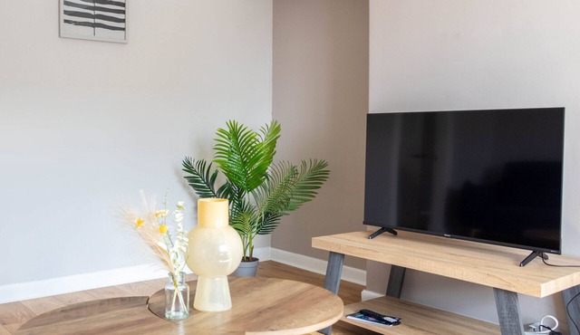 Cosy Up Dated House in Livingston