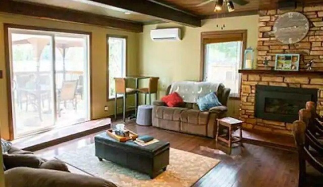 Cosy Updated Lakefront Cottage