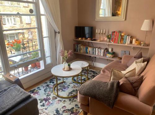 Cosy Victorian Home with Balcony - Long Stays Welcome