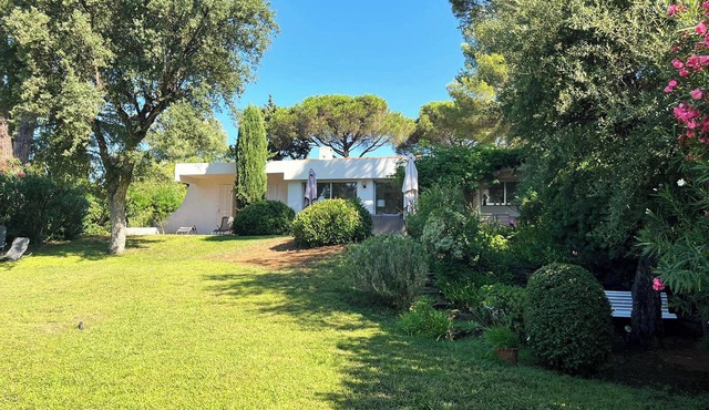 Cosy villa with sea view, 350 m from the beach