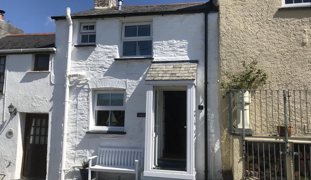 Cosy Village Cottage, valley views, parking, wifi and dog friendly