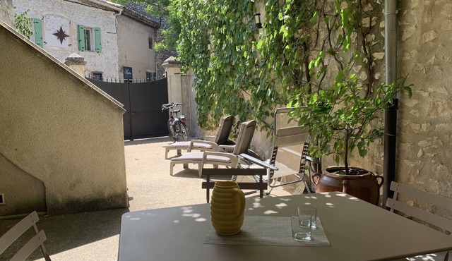 Cosy village house in Provence for 2,4,6 or 8, air-con, courtyard with swim pool