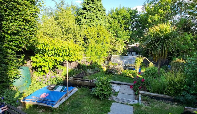 Cosy well equipped stand alone studio. Only 10 mins drive to the city centre