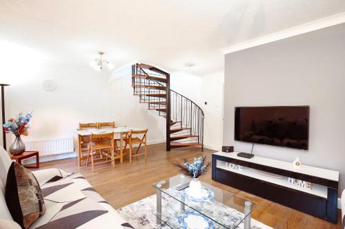 Cosy Wimbledon 4 Bed Home With Garden & Driveway Parking