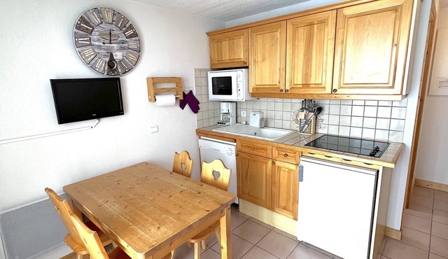 Cosy with Balcony & Close to the Slopes! #A108