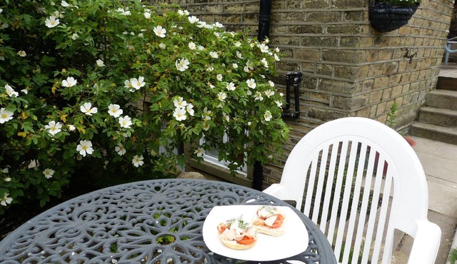 Cosy wood end cottage