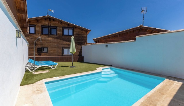 Cosy Wooden House with Wi-Fi, Air Conditioning, Pool and Garden