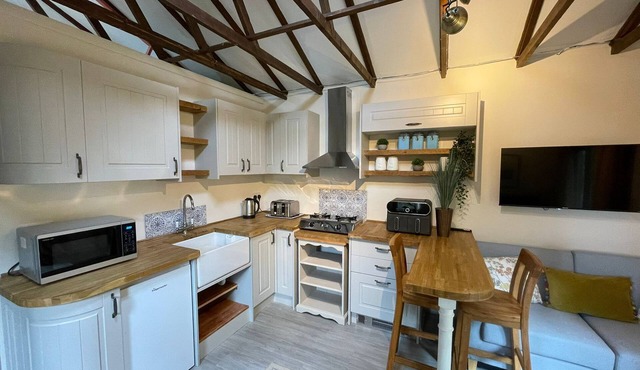 Cosy Woodland Cabin | Cotswold Way | Pet Friendly | Snug Escape | Private Walks