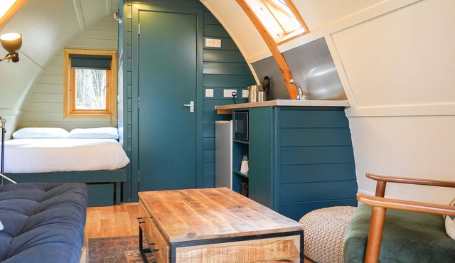 Cosy Woodland Cabin with Hot Tub & Pergola