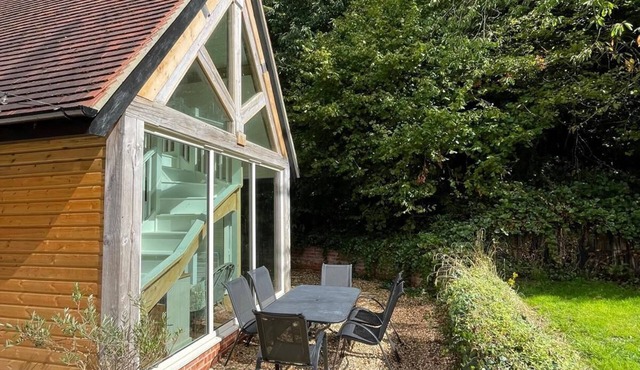 Cosy Woodland Retreat | 10 mins from Cheltenham Promenade | Dog Friendly