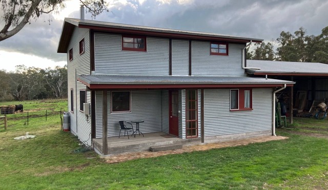 Cosy yet spacious farm stay with views of the surrounding rolling hills