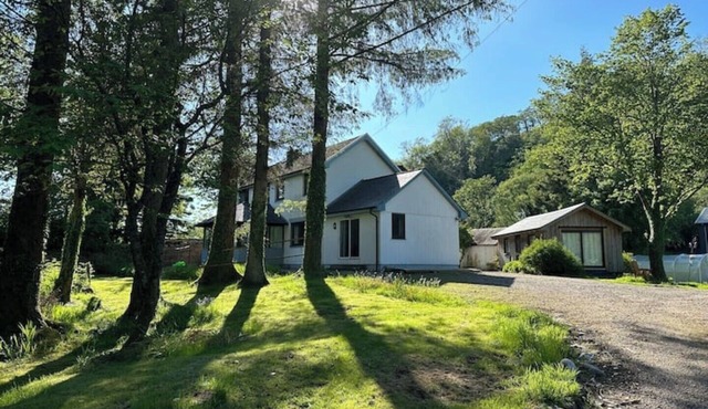 Cosy yet spacious Highland Hideaway for 10
