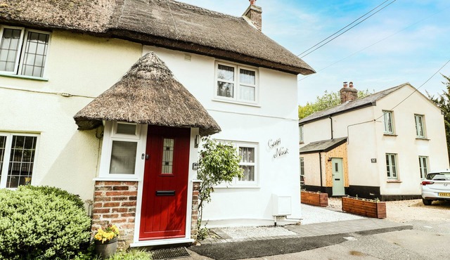 COSYNOOK COTTAGE, pet friendly, with a garden in Winterborne Kingston