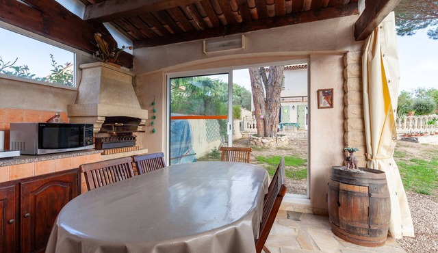 Côte Bleue holiday flat in La Couronne with shared garden, close to the beach