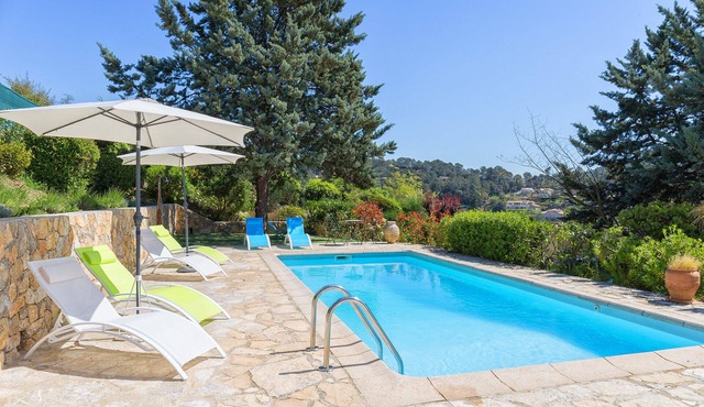 Cote d'Azur; air-conditioned villa with pool, superb view on 2000sqm property