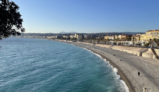 Cote d'azur apartment between Nice and Cannes with private pool access