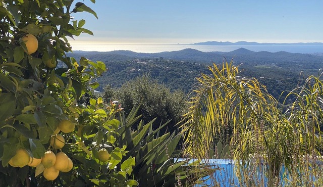 Côte d'Azur: all-comfort villa with a stunning sea view and heated pool