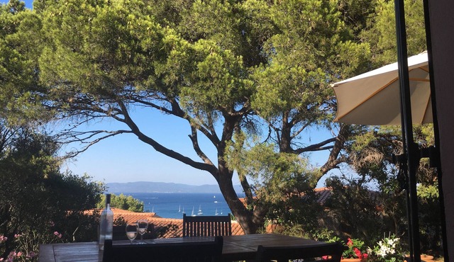 Côte d'Azur villa with stunning sea views for rent on the Giens Peninsula