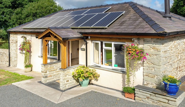 COTHI COTTAGE, pet friendly, luxury holiday cottage in Cenarth