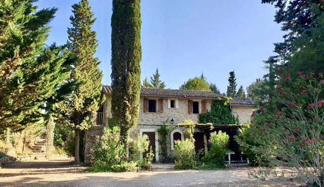 Cotignac. Pretty stone cottage in 2 acres. Totally private heated pool, min 25°C