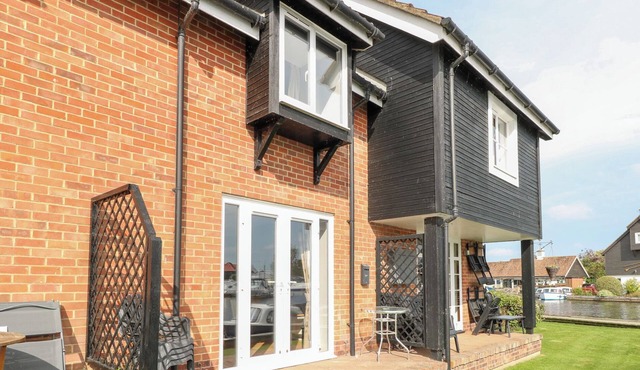 COTMAN COTTAGE, pet friendly, with a garden in Hoveton & Wroxham