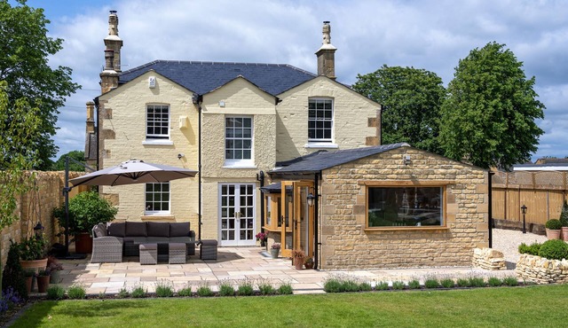 COTSALL HOUSE, pet friendly, with open fire in Broadway