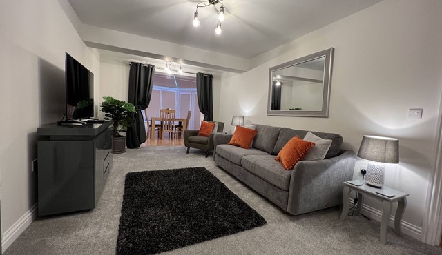 Cotswold apartment with private parking!