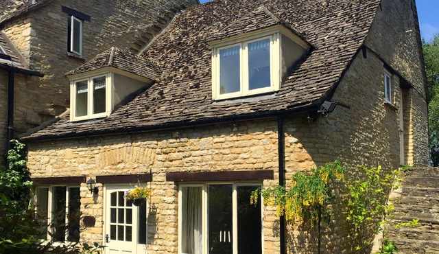 Cotswold Cottage on edge of Cotswolds, near Oxford with tennis court+indoor pool