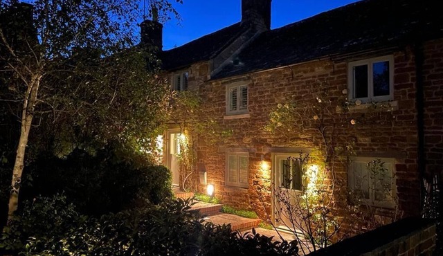 Cotswold Cottage near Daylesford | Pub & log burner