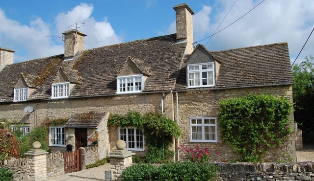 COTSWOLD COTTAGE IN A QUIET VILLAGE WITH LARGE GARDEN