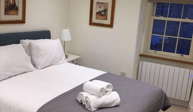 Cotswold Cottage, with wood burning stove and private courtyard garden