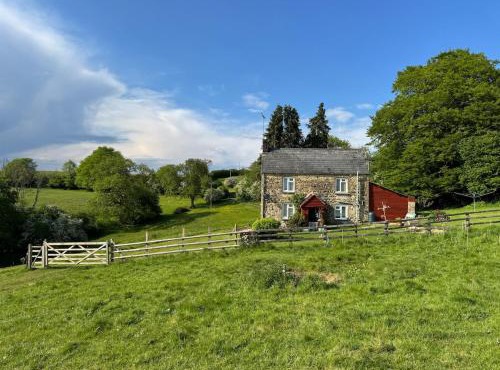 Cotswold Cottage with Private Valley Views - Only 15 Minutes from Cheltenham & Stroud
