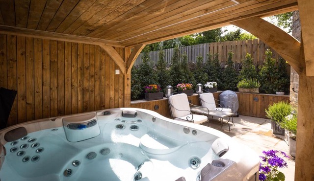 Cotswold cottage with hot tub