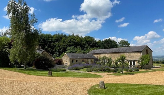Cotswold Farmhouse Barn - stunning views