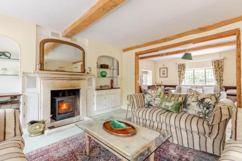 Cotswold Farmhouse with Swimming Pool